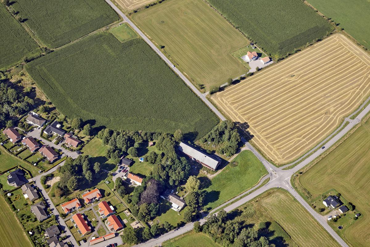 Flygfoto över Hunnestad och väg mot Klastorp