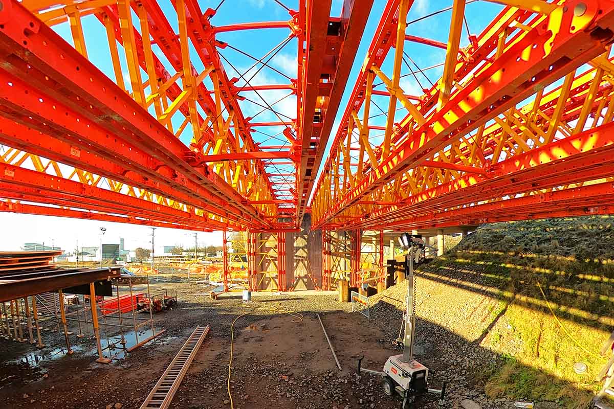 Röda balkar vid bygget av Getteröbron, december 2019