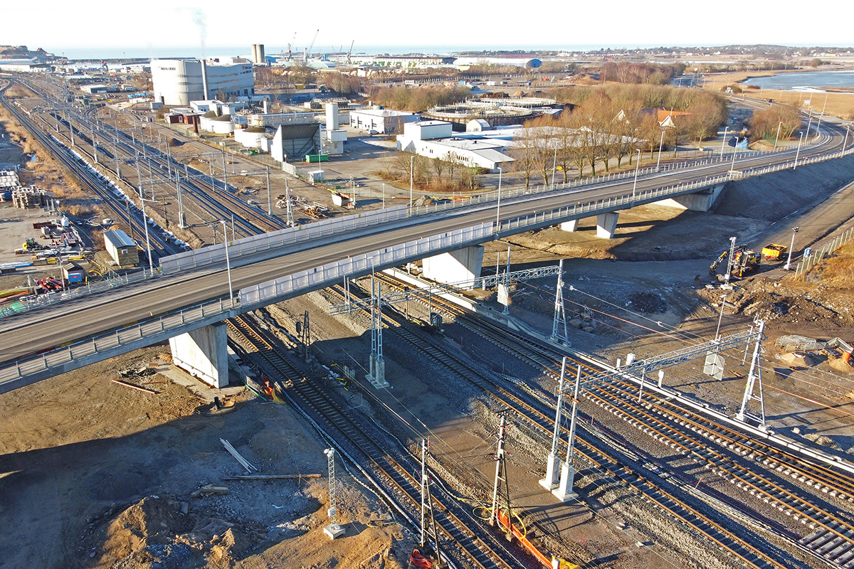 Flygfoto över den nya Getteröbron i februari 2021, bron går över järnvägsspåren.