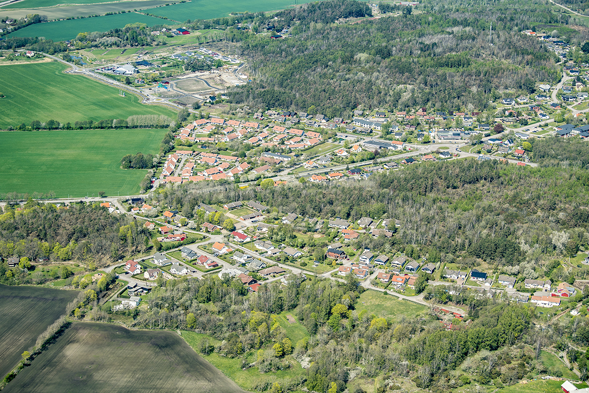 Flygbild över Trönninge med området Pilgläntan i bakgrunden. 