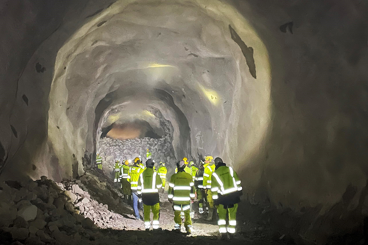 Foto inifrån servicetunnlarna när genomslaget sker den 21 december. Tunnelarbetare i förgrunden.