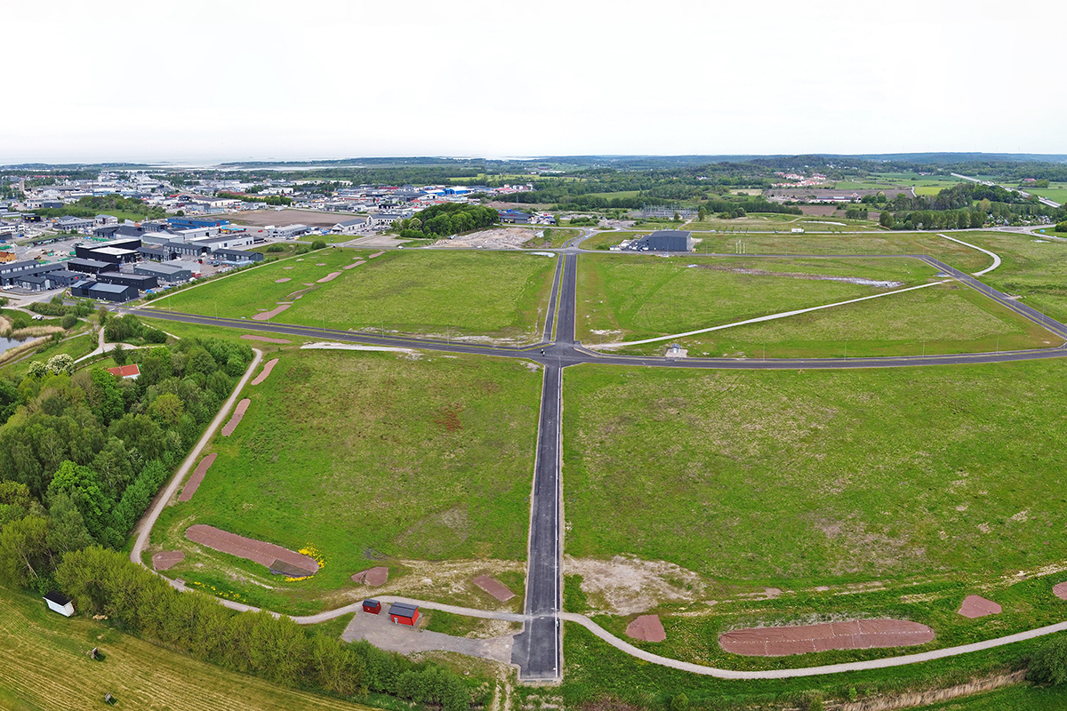 Flygfoto söderifrån av Holmagärde verksamhetsområde i Varberg. 