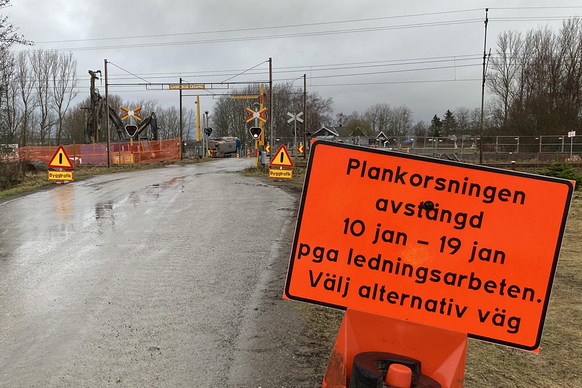 Röd varningsskylt visar att järnvägskorsning vid Vareborg är stängd 10-19 januari 2021.