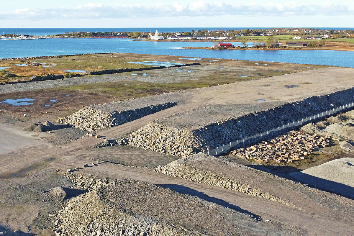 Vallar med sprängsten ligger i det som ska bli nya hamnen i Varberg
