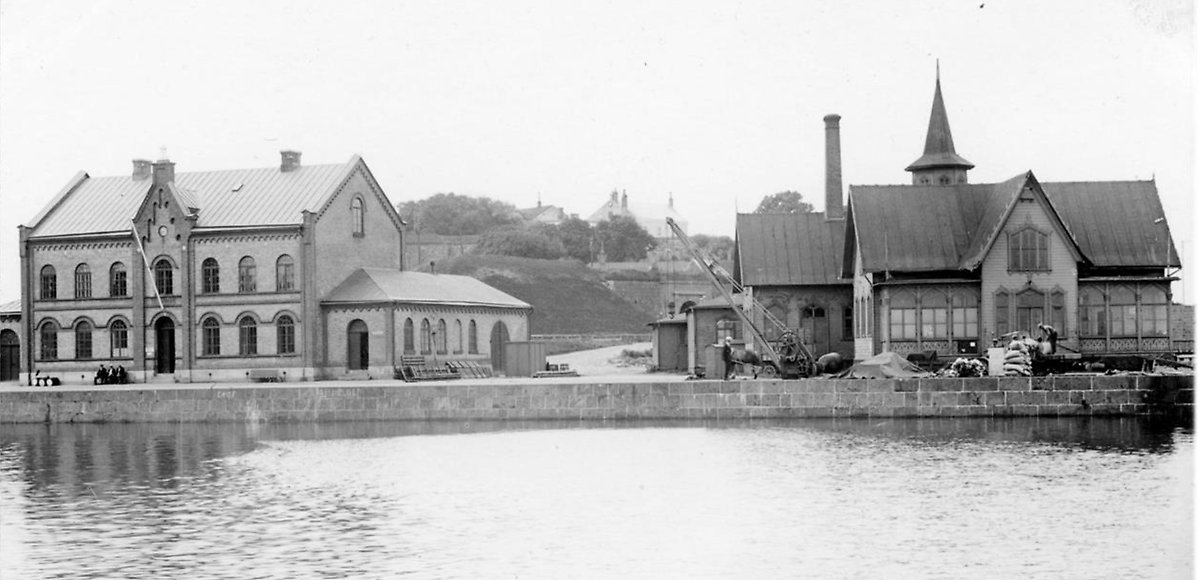 Historisk bild på tullhuset i hamnen