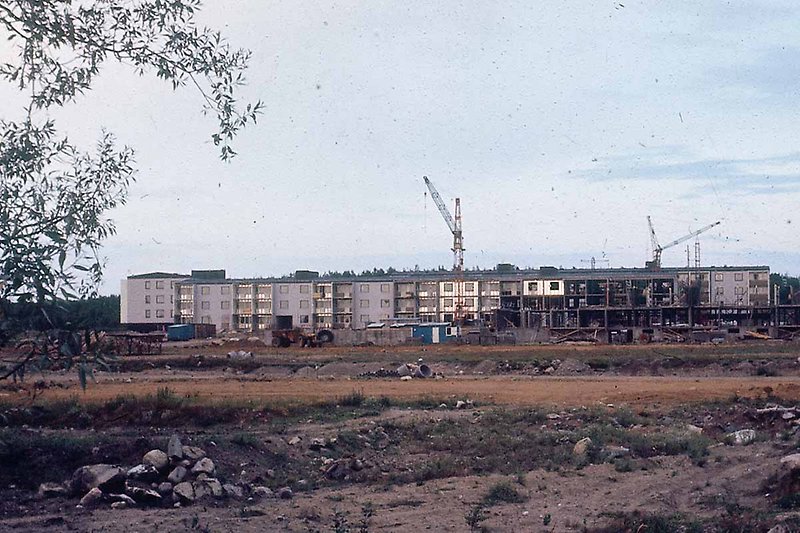 Foto när bostadsområdet Sörse byggs med stora lyftkranar i bakgrunden.